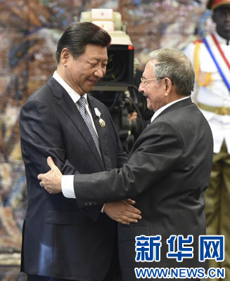 當(dāng)?shù)貢r間7月22日，國家主席習(xí)近平在哈瓦那接受古巴政府授予的&ldquo;何塞&middot;馬蒂&rdquo;勛章。古巴國務(wù)委員會主席兼部長會議主席勞爾&middot;卡斯特羅為習(xí)近平佩戴勛章。新華社記者馬占成攝