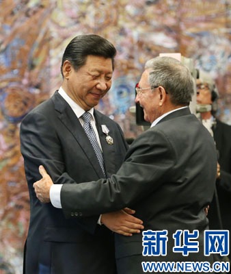 當(dāng)?shù)貢r間7月22日，國家主席習(xí)近平在哈瓦那接受古巴政府授予的&ldquo;何塞&middot;馬蒂&rdquo;勛章。古巴國務(wù)委員會主席兼部長會議主席勞爾&middot;卡斯特羅為習(xí)近平佩戴勛章。新華社記者劉衛(wèi)兵攝