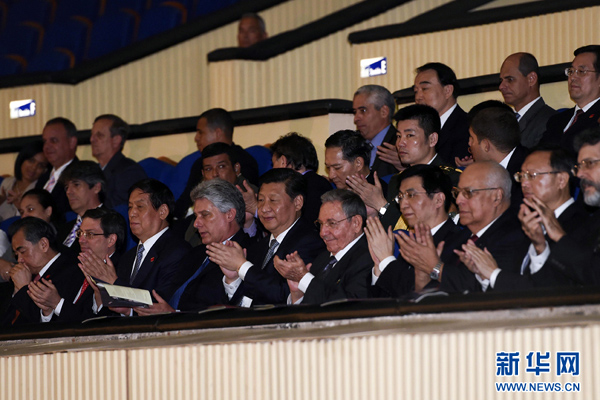      出當?shù)貢r間7月22日，國家主席習近平在哈瓦那與古巴國務委員會主席兼部長會議主席勞爾&middot;卡斯特羅共同觀看中古芭蕾舞聯(lián)合演出。新華社記者李學仁攝 