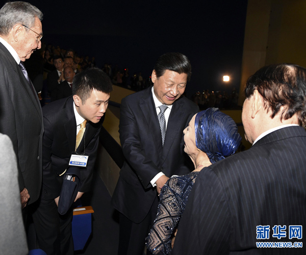     當?shù)貢r間7月22日，國家主席習近平在哈瓦那與古巴國務委員會主席兼部長會議主席勞爾&middot;卡斯特羅共同觀看中古芭蕾舞聯(lián)合演出。新華社記者李學仁攝 