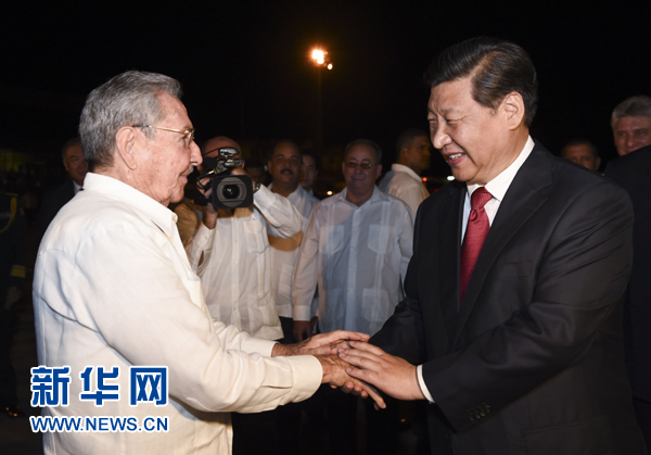 當(dāng)?shù)貢r(shí)間7月23日，國(guó)家主席習(xí)近平結(jié)束對(duì)古巴的訪問(wèn)，離開(kāi)圣地亞哥，啟程回國(guó)。這是古巴國(guó)務(wù)委員會(huì)主席兼部長(zhǎng)會(huì)議主席勞爾&middot;卡斯特羅到機(jī)場(chǎng)為習(xí)近平送行。新華社記者 李學(xué)仁 攝 