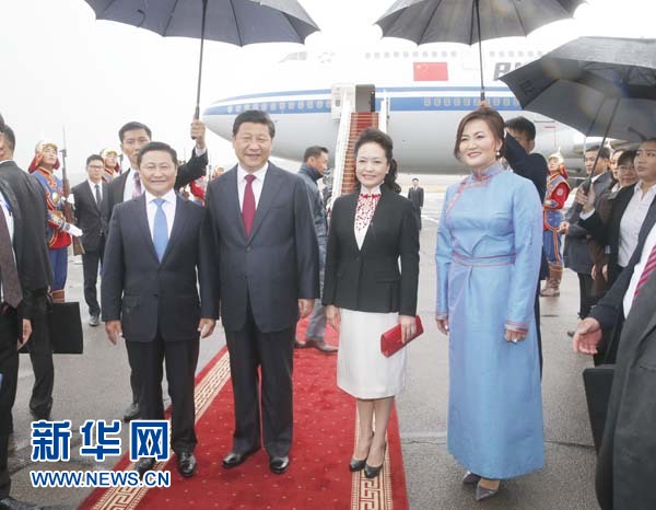 8月21日，國(guó)家主席習(xí)近平抵達(dá)烏蘭巴托，開(kāi)始對(duì)蒙古國(guó)進(jìn)行國(guó)事訪問(wèn)。習(xí)近平和夫人彭麗媛在機(jī)場(chǎng)受到蒙古國(guó)總理阿勒坦呼亞格夫婦熱情迎接。新華社記者鞠鵬攝 