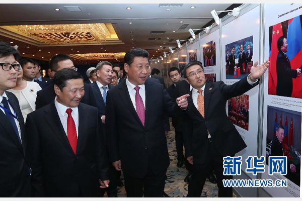 8月22日，國(guó)家主席習(xí)近平在烏蘭巴托與蒙古國(guó)總理阿勒坦呼亞格共同出席中蒙經(jīng)貿(mào)合作回顧展開(kāi)幕式。 新華社記者 龐興雷 攝 