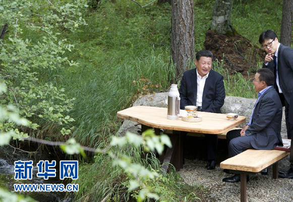 8月22日，國家主席習(xí)近平同蒙古國總統(tǒng)額勒貝格道爾吉在烏蘭巴托市郊的總統(tǒng)官邸再次會晤。這是習(xí)近平同額勒貝格道爾吉會晤后在溪畔飲茶。新華社記者 黃敬文 攝