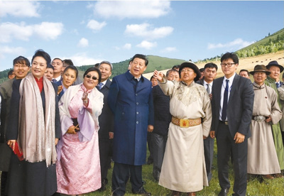 　　八月二十二日，國家主席習近平在蒙古國總統(tǒng)額勒貝格道爾吉陪同下前往烏蘭巴托市郊觀看那達慕。這是習近平和夫人彭麗媛同額勒貝格道爾吉夫婦觀看表演。新華社記者　鞠鵬攝