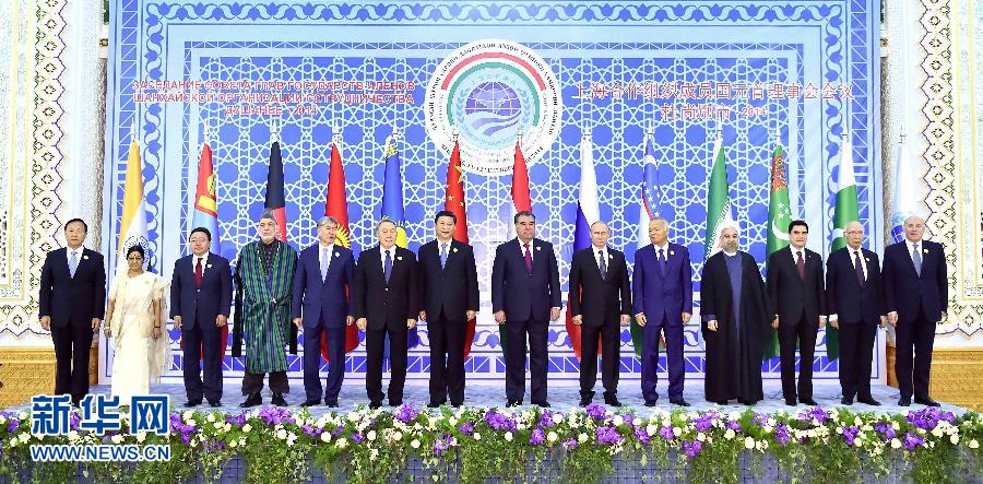 9月12日，上海合作組織成員國元首理事會第十四次會議在塔吉克斯坦首都杜尚別舉行。國家主席習近平出席會議并發(fā)表重要講話。這是與會成員國元首、觀察員國領(lǐng)導人或代表、主席國客人以及有關(guān)國際和地區(qū)組織代表集體合影。新華社記者李濤攝 