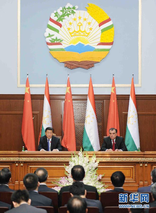 9月13日，國家主席習(xí)近平同塔吉克斯坦總統(tǒng)拉赫蒙在杜尚別共同會見記者。 新華社記者謝環(huán)馳攝