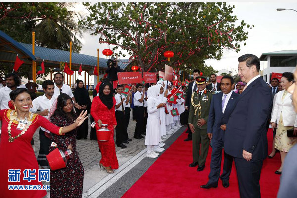 9月14日，國(guó)家主席習(xí)近平抵達(dá)馬累，開始對(duì)馬爾代夫進(jìn)行國(guó)事訪問。習(xí)近平和夫人彭麗媛在機(jī)場(chǎng)受到馬爾代夫總統(tǒng)亞明夫婦的熱情迎接。 新華社記者 鞠鵬 攝