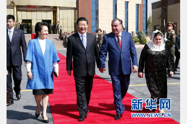 9月14日，國家主席習(xí)近平結(jié)束對塔吉克斯坦的國事訪問，乘坐專機離開杜尚別。拉赫蒙總統(tǒng)夫婦專程到機場為習(xí)近平和夫人彭麗媛送行。新華社記者 鞠鵬 攝 