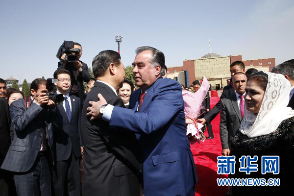 9月14日，國家主席習(xí)近平結(jié)束對塔吉克斯坦的國事訪問，乘坐專機離開杜尚別。拉赫蒙總統(tǒng)夫婦專程到機場為習(xí)近平和夫人彭麗媛送行。新華社記者 鞠鵬 攝 