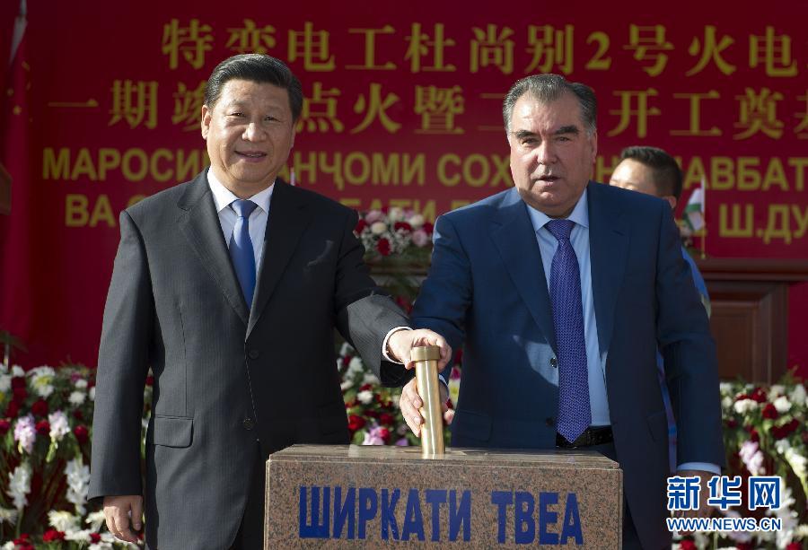 9月13日，國家主席習近平和塔吉克斯坦總統(tǒng)拉赫蒙在杜尚別共同出席中塔兩國重大合作項目&mdash;&mdash;杜尚別2號熱電廠一期工程竣工儀式、二期工程開工儀式。這是習近平和拉赫蒙一同將裝有兩國元首簽名二期工程奠基紀念頁的金色金屬管放入水泥墩中。 新華社記者黃敬文攝 