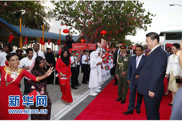  9月14日，國(guó)家主席習(xí)近平抵達(dá)馬累，開(kāi)始對(duì)馬爾代夫進(jìn)行國(guó)事訪(fǎng)問(wèn)。習(xí)近平和夫人彭麗媛在機(jī)場(chǎng)受到馬爾代夫總統(tǒng)亞明夫婦的熱情迎接。新華社記者 鞠鵬 攝 