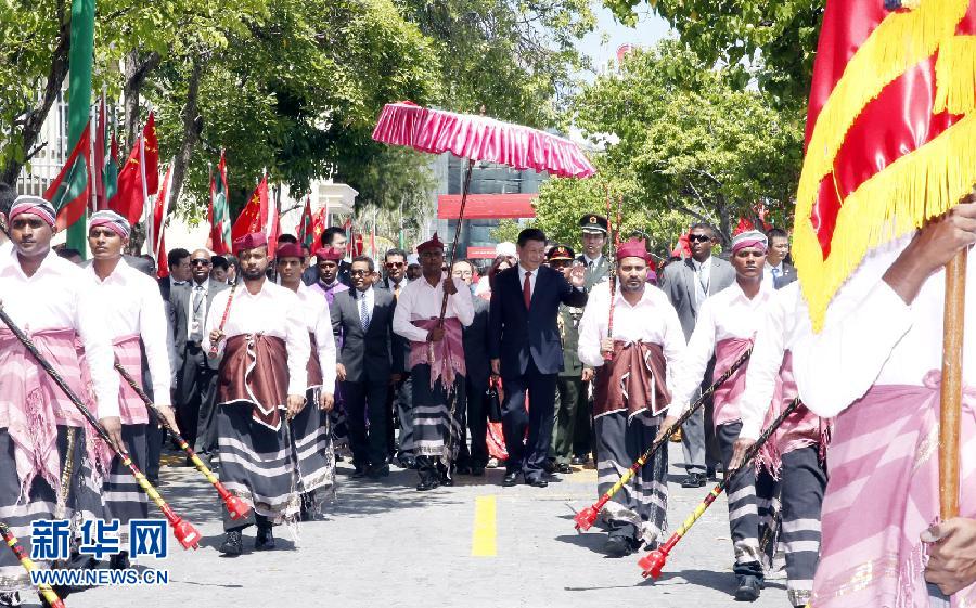 9月15日，國(guó)家主席習(xí)近平同馬爾代夫總統(tǒng)亞明在馬累舉行會(huì)談。會(huì)談前，亞明在共和國(guó)廣場(chǎng)為習(xí)近平舉行歡迎儀式。 新華社記者 鞠鵬 攝