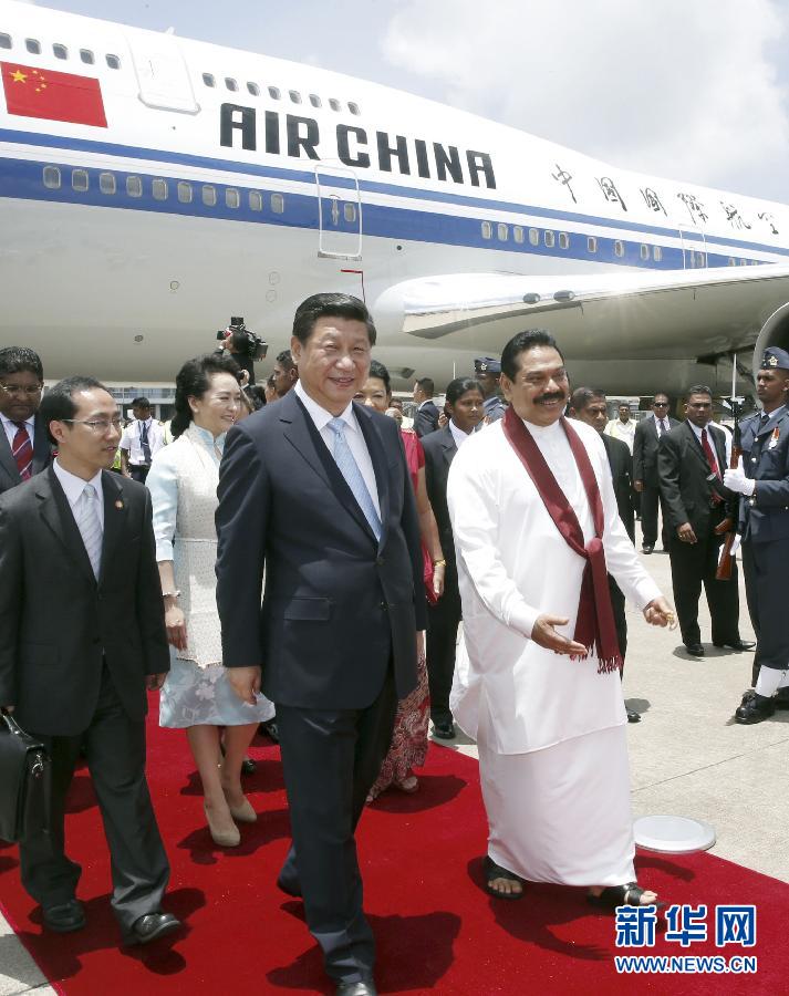 9月16日，國家主席習(xí)近平抵達(dá)科倫坡，開始對斯里蘭卡進(jìn)行國事訪問。在班達(dá)拉奈克國際機(jī)場，習(xí)近平和夫人彭麗媛受到拉賈帕克薩總統(tǒng)夫婦熱情迎接。新華社記者鞠鵬攝 