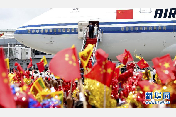 9月16日，國家主席習(xí)近平抵達(dá)科倫坡，開始對斯里蘭卡進(jìn)行國事訪問。這是習(xí)近平和夫人彭麗媛向歡迎群眾揮手致意。 新華社記者馬占成攝 