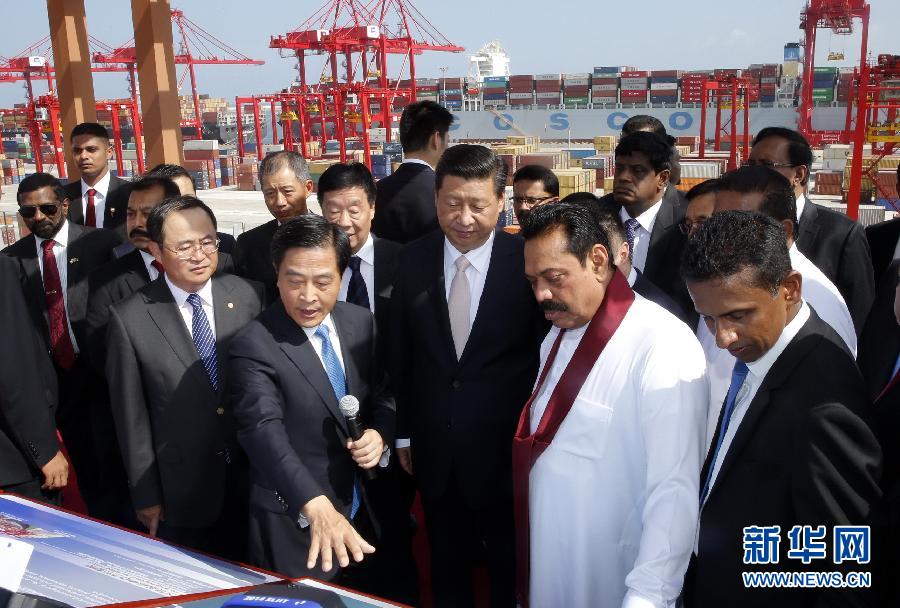 9月17日，國(guó)家主席習(xí)近平在斯里蘭卡總統(tǒng)拉賈帕克薩陪同下，考察中斯重要合作項(xiàng)目&mdash;&mdash;科倫坡港南集裝箱碼頭。 新華社記者 鞠鵬 攝
