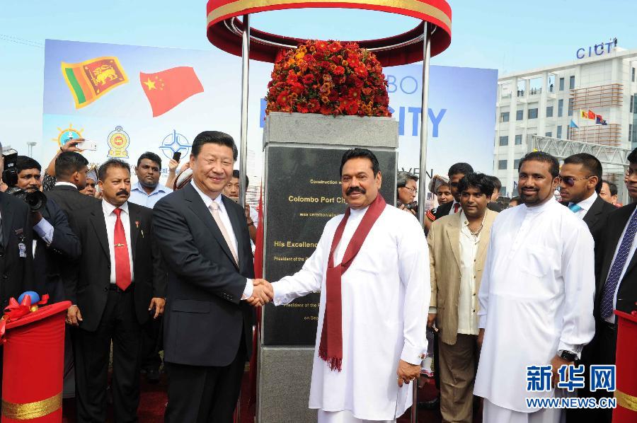 9月17日，國(guó)家主席習(xí)近平在斯里蘭卡總統(tǒng)拉賈帕克薩陪同下考察中斯港口合作項(xiàng)目。這是習(xí)近平和拉賈帕克薩為港口城奠基揭幕。 新華社記者謝環(huán)馳 攝