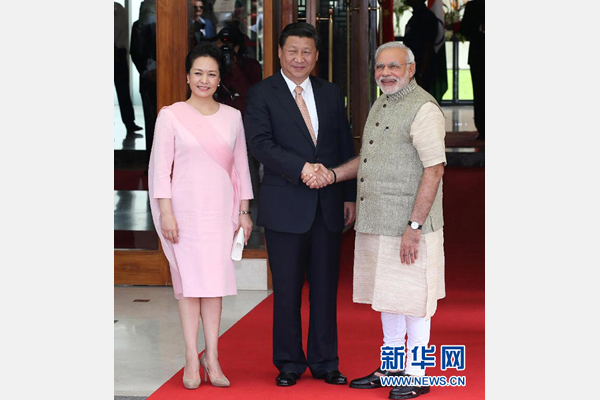 9月17日，國家主席習(xí)近平在古吉拉特邦艾哈邁達(dá)巴德會見印度總理莫迪。這是會見前，莫迪在習(xí)近平下榻的賓館前迎接習(xí)近平和夫人彭麗媛。 新華社記者 龐興雷 攝