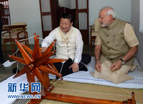 9月17日，國家主席習(xí)近平在印度古吉拉特邦進(jìn)行訪問。印度總理莫迪全程陪同。這是習(xí)近平在參觀甘地故居時(shí)，親自搖動甘地曾經(jīng)使用過的紡車。新華社記者 馬占成 攝