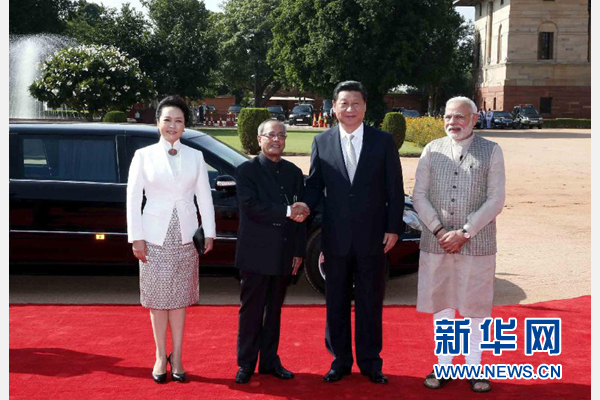 9月18日，國(guó)家主席習(xí)近平出席印度總統(tǒng)慕克吉在總統(tǒng)府舉行的隆重歡迎儀式。這是儀式前，習(xí)近平與慕克吉親切握手。 新華社記者 鞠鵬 攝