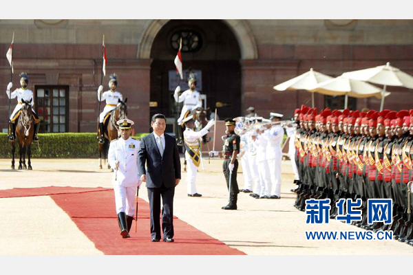 9月18日，國(guó)家主席習(xí)近平出席印度總統(tǒng)慕克吉在總統(tǒng)府舉行的隆重歡迎儀式。 新華社記者 張鐸 攝