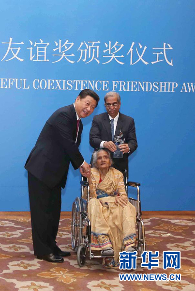 9月19日，國(guó)家主席習(xí)近平在新德里會(huì)見印度友好人士、友好團(tuán)體代表，并頒發(fā)和平共處五項(xiàng)原則友誼獎(jiǎng)，表彰他們長(zhǎng)期致力于中印友好事業(yè)。新華社記者龐興雷攝 