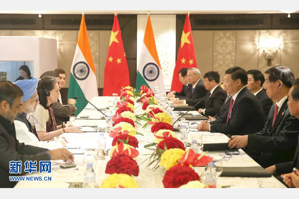 9月19日，國(guó)家主席習(xí)近平在新德里會(huì)見印度國(guó)大黨主席索尼婭&middot;甘地和前總理辛格。 新華社記者姚大偉攝