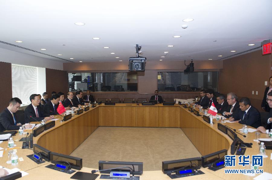 9月23日，出席聯(lián)合國氣候峰會的國家主席習(xí)近平特使、國務(wù)院副總理張高麗在紐約聯(lián)合國總部會見秘魯總統(tǒng)烏馬拉。 新華社記者 王曄 攝 