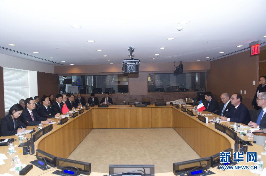 9月23日，出席聯(lián)合國(guó)氣候峰會(huì)的國(guó)家主席習(xí)近平特使、國(guó)務(wù)院副總理張高麗在紐約聯(lián)合國(guó)總部會(huì)見法國(guó)總統(tǒng)奧朗德。 新華社記者 王曄 攝