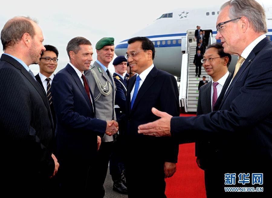 10月9日，國務(wù)院總理李克強(qiáng)抵達(dá)柏林開始對德國進(jìn)行正式訪問。德國政府高級官員到機(jī)場迎接。 新華社記者 饒愛民 攝