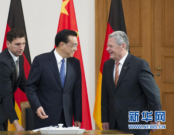 10月10日，國(guó)務(wù)院總理李克強(qiáng)在柏林會(huì)見德國(guó)總統(tǒng)高克。這是李克強(qiáng)總理與高克總統(tǒng)親切交談。 新華社記者 王曄 攝 