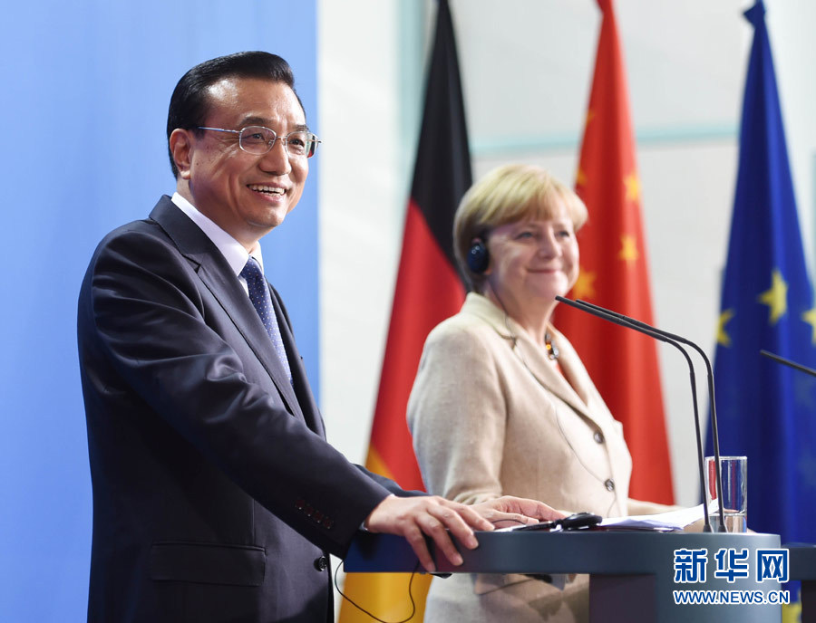 10月10日，國務(wù)院總理李克強(qiáng)在柏林與德國總理默克爾圓滿結(jié)束第三輪中德政府磋商后共同會(huì)見記者。 新華社記者 李學(xué)仁 攝 