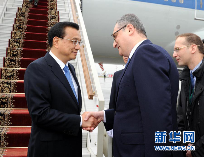10月12日，中國國務院總理李克強乘專機抵達莫斯科，開始對俄羅斯進行正式訪問并舉行中俄總理第十九次定期會晤。俄羅斯聯(lián)邦政府高級官員到機場迎接李克強總理。新華社記者 饒愛民 攝