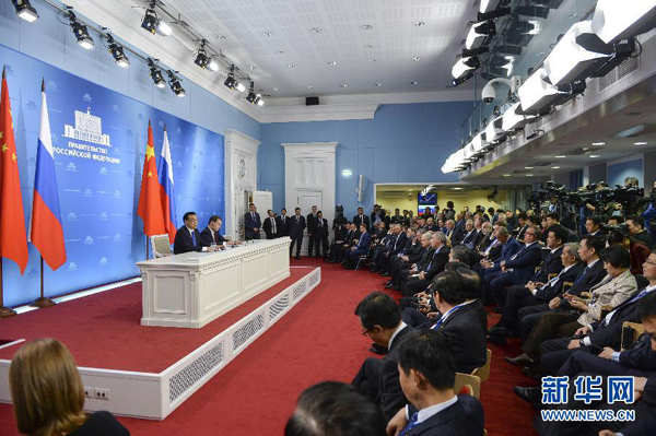 10月13日，國務(wù)院總理李克強(qiáng)在莫斯科與俄羅斯總理梅德韋杰夫圓滿結(jié)束中俄總理第十九次定期會(huì)晤后共同會(huì)見記者。 新華社記者李學(xué)仁攝