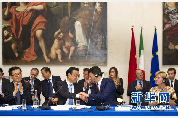 10月14日，中國國務(wù)院總理李克強在羅馬巴爾貝里尼宮與意大利總理倫齊共同會見中意企業(yè)家委員會委員及企業(yè)家代表并致辭。 新華社記者謝環(huán)馳 攝 