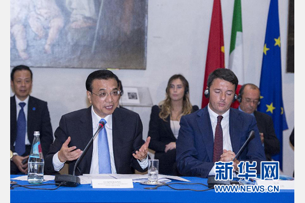 10月14日，中國國務(wù)院總理李克強在羅馬巴爾貝里尼宮與意大利總理倫齊共同會見中意企業(yè)家委員會委員及企業(yè)家代表并致辭。 新華社記者 王曄攝 