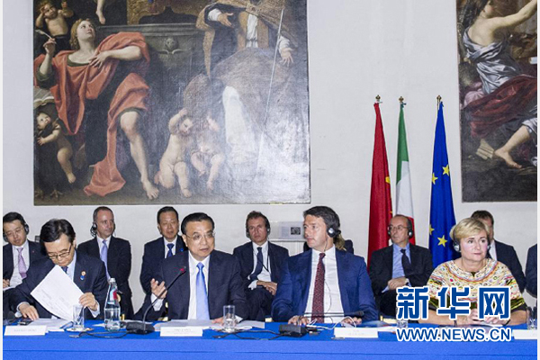 10月14日，中國國務(wù)院總理李克強在羅馬巴爾貝里尼宮與意大利總理倫齊共同會見中意企業(yè)家委員會委員及企業(yè)家代表并致辭。 新華社記者 王曄攝 