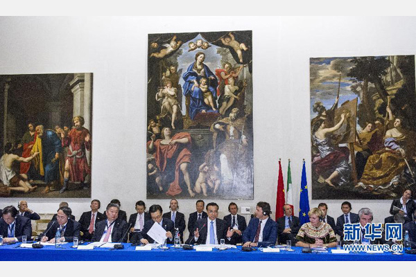 10月14日，中國國務(wù)院總理李克強在羅馬巴爾貝里尼宮與意大利總理倫齊共同會見中意企業(yè)家委員會委員及企業(yè)家代表并致辭。 新華社記者 王曄攝 