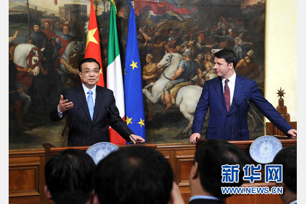 10月14日，中國(guó)國(guó)務(wù)院總理李克強(qiáng)與意大利總理倫齊在羅馬舉行會(huì)談后共同會(huì)見記者。 新華社記者 饒愛民 攝 