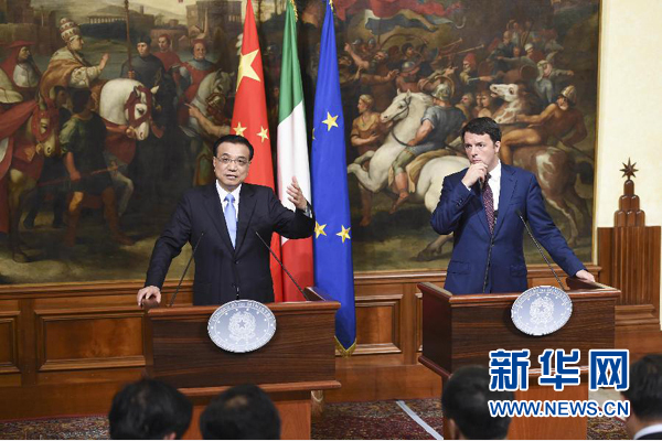 10月14日，國(guó)務(wù)院總理李克強(qiáng)在羅馬與意大利總理倫齊舉行會(huì)談后共同會(huì)見記者。 新華社記者 李學(xué)仁 攝
