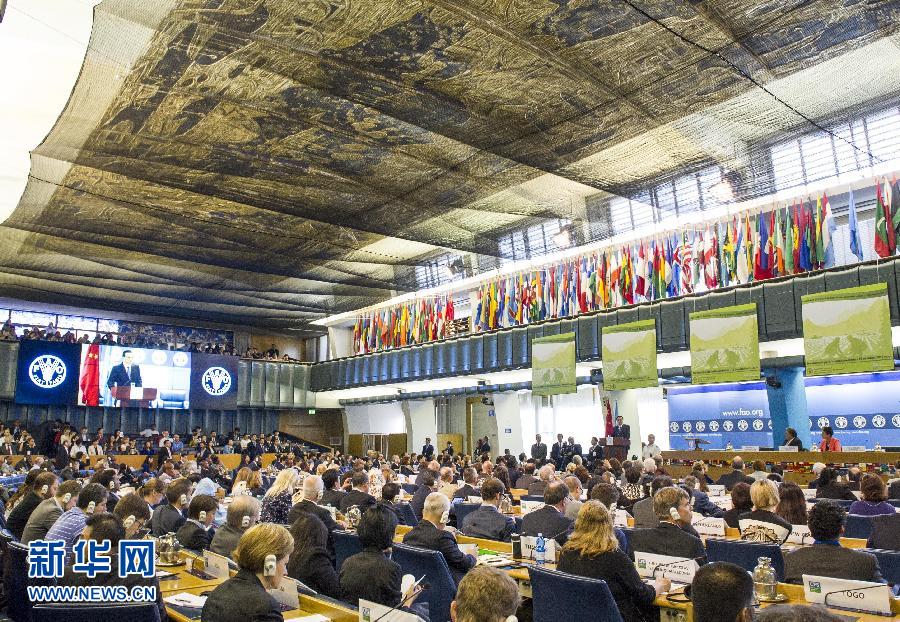 10月15日，中國國務(wù)院總理李克強在格拉齊亞諾總干事的陪同下在位于羅馬的聯(lián)合國糧農(nóng)組織總部發(fā)表演講。 新華社記者 王曄 攝 