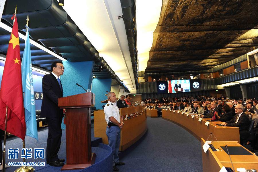 10月15日，中國國務(wù)院總理李克強在格拉齊亞諾總干事的陪同下在位于羅馬的聯(lián)合國糧農(nóng)組織總部發(fā)表演講。 新華社記者 饒愛民 攝 