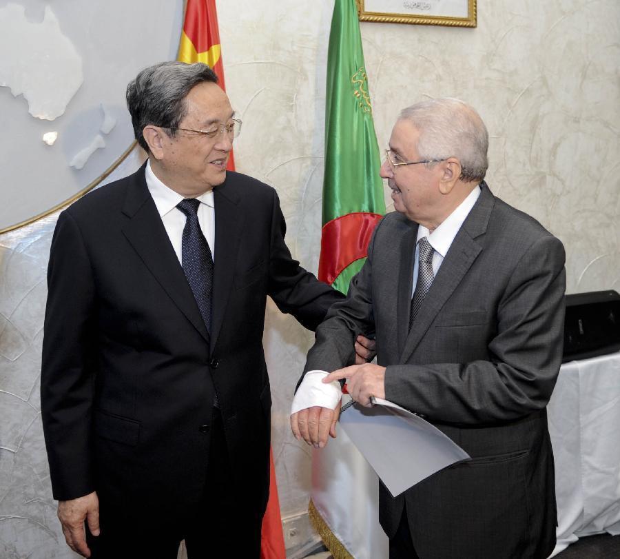 11月1日，正在阿爾及利亞進(jìn)行正式友好訪問的全國政協(xié)主席俞正聲在阿爾及爾與阿民族院議長本&middot;薩拉赫舉行會談。這是俞正聲親切詢問本&middot;薩拉赫的手傷情況。新華社記者 張鐸 攝 