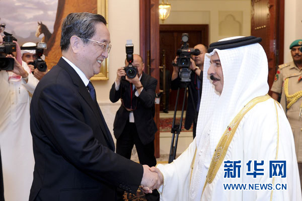 11月6日，正在巴林進行正式友好訪問的全國政協(xié)主席俞正聲在麥納麥會見巴林國王哈馬德。 新華社記者 張鐸 攝