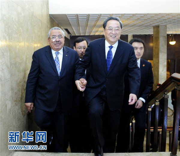 11月9日，正在約旦進行正式友好訪問的全國政協(xié)主席俞正聲在安曼與約旦參議長拉瓦比德進行會談。這是會談前，俞正聲與拉瓦比德攜手步入會場。新華社記者 張鐸 攝 