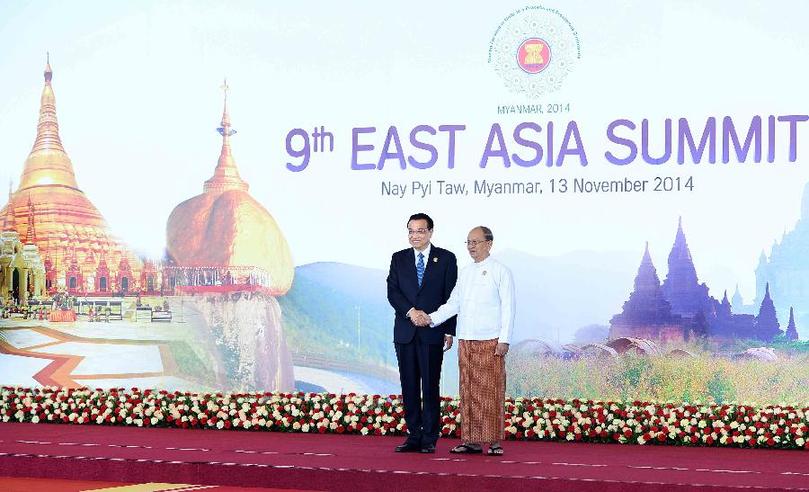 11月13日，中國國務(wù)院總理李克強(qiáng)在內(nèi)比都出席第九屆東亞峰會并發(fā)言。這是峰會開始前，東盟輪值主席國緬甸聯(lián)邦共和國總統(tǒng)吳登盛迎接李克強(qiáng)總理。新華社記者 李濤 攝 