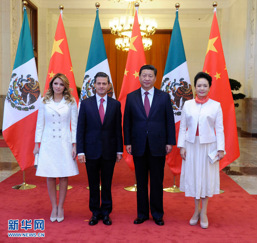 11月13日，國家主席習近平在北京人民大會堂北大廳舉行儀式，歡迎墨西哥總統(tǒng)培尼亞對中國進行國事訪問。這是習近平和夫人彭麗媛同培尼亞夫婦合影。 新華社記者 張鐸 攝