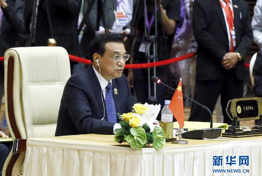 11月13日，中國國務(wù)院總理李克強(qiáng)在緬甸首都內(nèi)比都出席第17次東盟與中日韓（10+3）領(lǐng)導(dǎo)人會議。這是李克強(qiáng)在會議上講話。 新華社記者 鞠鵬 攝  
