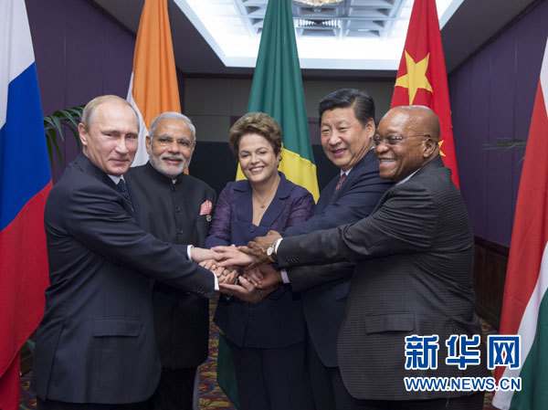 11月15日，金磚國家領(lǐng)導人非正式會晤在澳大利亞布里斯班舉行，中國國家主席習近平、巴西總統(tǒng)羅塞夫、俄羅斯總統(tǒng)普京、印度總理莫迪、南非總統(tǒng)祖馬出席。這是五國領(lǐng)導人在會晤前合影。新華社記者李學仁攝