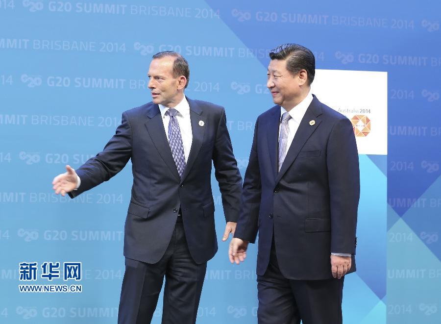 11月15日，二十國(guó)集團(tuán)領(lǐng)導(dǎo)人第九次峰會(huì)在澳大利亞布里斯班舉行。國(guó)家主席習(xí)近平出席會(huì)議并發(fā)表題為《推動(dòng)創(chuàng)新發(fā)展實(shí)現(xiàn)聯(lián)動(dòng)增長(zhǎng)》的重要講話。這是澳大利亞總理阿博特迎接習(xí)近平主席。 新華社記者 丁林 攝